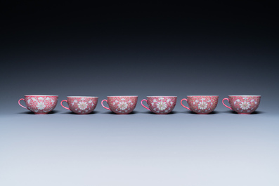 Een Chinees 15-delig theeservies met lotusdecor op paarse fondkleur, Guangxu merk, 20e eeuw