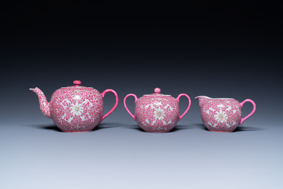 Een Chinees 15-delig theeservies met lotusdecor op paarse fondkleur, Guangxu merk, 20e eeuw