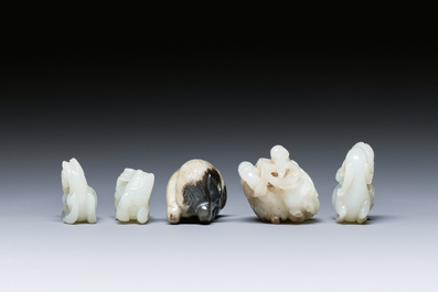 Vijf Chinese snijwerken in witte, celadon en grijs-zwarte jade, Qing/Republiek