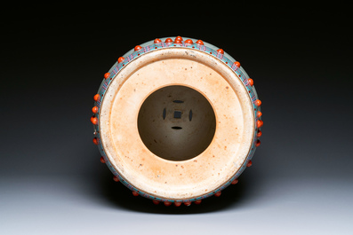 Een Chinese famille rose tuinzit met dames in een tuin, 20e eeuw