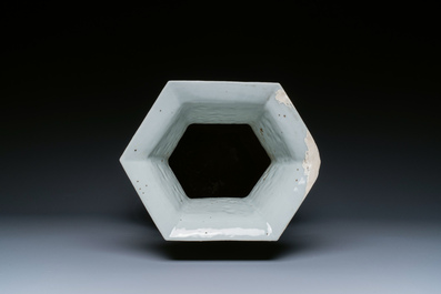 Vase de forme hexagonale en porcelaine de Chine qianjiang cai, sign&eacute; Wang Qi 王琦, 19/20&egrave;me
