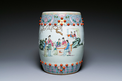 Een Chinese famille rose tuinzit met dames in een tuin, 20e eeuw