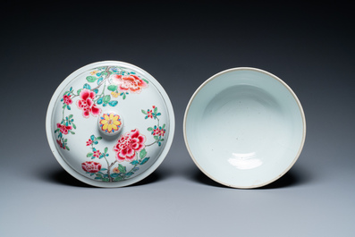 Terrine couverte en porcelaine de Chine famille rose &agrave; fin d&eacute;cor floral, Yongzeng