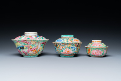 Trois bols couverts en porcelaine de Chine famille rose pour le march&eacute; thai, 19&egrave;me