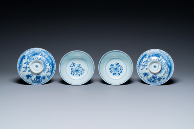Een paar Chinese blauw-witte dekselkommen met verhalend decor, Kangxi/Yongzheng