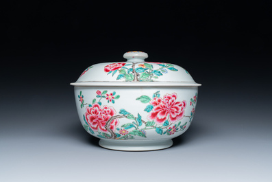 Terrine couverte en porcelaine de Chine famille rose &agrave; fin d&eacute;cor floral, Yongzeng