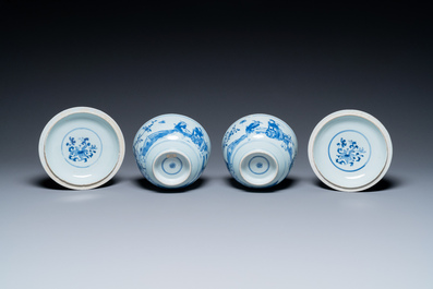 Een paar Chinese blauw-witte dekselkommen met verhalend decor, Kangxi/Yongzheng