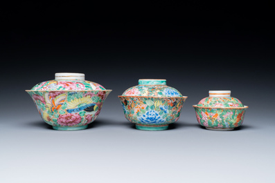 Trois bols couverts en porcelaine de Chine famille rose pour le march&eacute; thai, 19&egrave;me