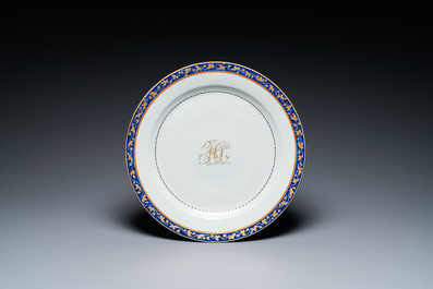 Un grand bol &agrave; punch et un grand plat monogramm&eacute;s en porcelaine de Chine d'exportation, Qianlong/Jiaqing