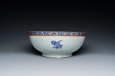Un grand bol &agrave; punch et un grand plat monogramm&eacute;s en porcelaine de Chine d'exportation, Qianlong/Jiaqing