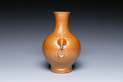 Vase de type 'hu' en porcelaine de Chine en brun monochrome &agrave; d&eacute;cor dor&eacute; de rinceaux de fleurs, marque et &eacute;poque de Jiaqing