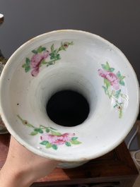 Paire de vases en porcelaine de Chine famille rose de Canton sur fond c&eacute;ladon, 19&egrave;me