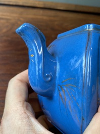 Een Chinese blauw-geglazuurde Yixing steengoed theepot met verguld decor, Qianlong merk, 20e eeuw