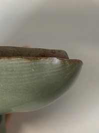Een Chinese Longquan celadon wierookbrander in de vorm van een eend, Ming