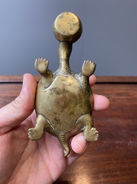 Een Chinese vergulde bronzen waterdruppelaar in de vorm van een schildpad met een slang, wellicht Qing