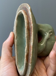 Een Chinese Longquan celadon wierookbrander in de vorm van een eend, Ming