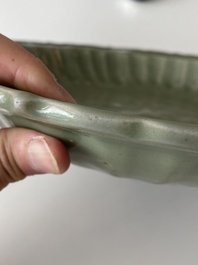 Plat en forme de lotus en porcelaine de Chine c&eacute;ladon de Longquan &agrave; d&eacute;cor incis&eacute;, Ming