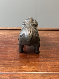 Compte-gouttes en bronze en forme de bixie avec une inscription, Chine, Ming