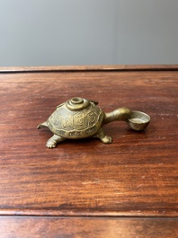 Een Chinese vergulde bronzen waterdruppelaar in de vorm van een schildpad met een slang, wellicht Qing