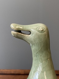 Een Chinese Longquan celadon wierookbrander in de vorm van een eend, Ming