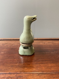 Een Chinese Longquan celadon wierookbrander in de vorm van een eend, Ming