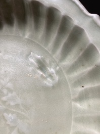 Plat en forme de lotus en porcelaine de Chine c&eacute;ladon de Longquan &agrave; d&eacute;cor incis&eacute;, Ming