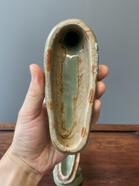 Een Chinese Longquan celadon wierookbrander in de vorm van een eend, Ming