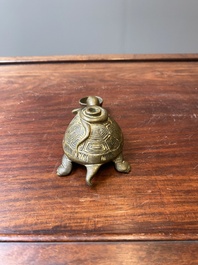 Een Chinese vergulde bronzen waterdruppelaar in de vorm van een schildpad met een slang, wellicht Qing