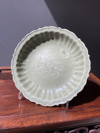 Plat en forme de lotus en porcelaine de Chine c&eacute;ladon de Longquan &agrave; d&eacute;cor incis&eacute;, Ming