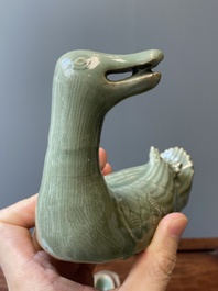 Een Chinese Longquan celadon wierookbrander in de vorm van een eend, Ming