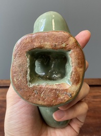 Een Chinese Longquan celadon wierookbrander in de vorm van een eend, Ming