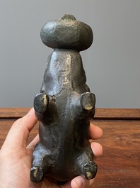Compte-gouttes en bronze en forme de bixie avec une inscription, Chine, Ming