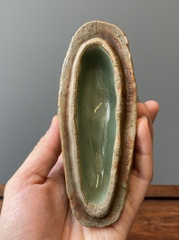 Een Chinese Longquan celadon wierookbrander in de vorm van een eend, Ming