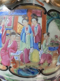 Een paar Chinese Canton famille rose vazen met celadon fondkleur, 19e eeuw