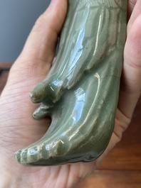 Een Chinese Longquan celadon wierookbrander in de vorm van een eend, Ming
