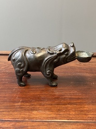 Compte-gouttes en bronze en forme de bixie avec une inscription, Chine, Ming