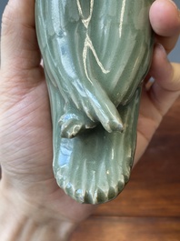Een Chinese Longquan celadon wierookbrander in de vorm van een eend, Ming