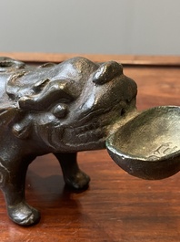 Compte-gouttes en bronze en forme de bixie avec une inscription, Chine, Ming
