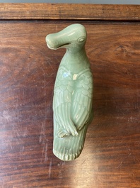 Een Chinese Longquan celadon wierookbrander in de vorm van een eend, Ming