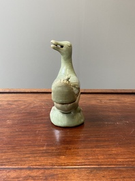Een Chinese Longquan celadon wierookbrander in de vorm van een eend, Ming