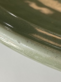 Een grote Chinese Longquan celadon schotel, Yuan/Ming