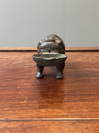 Compte-gouttes en bronze en forme de bixie avec une inscription, Chine, Ming