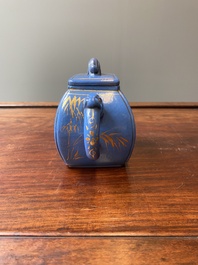 Een Chinese blauw-geglazuurde Yixing steengoed theepot met verguld decor, Qianlong merk, 20e eeuw