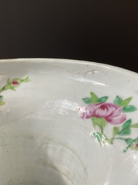 Een paar Chinese Canton famille rose vazen met celadon fondkleur, 19e eeuw