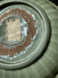 Plat en forme de lotus en porcelaine de Chine c&eacute;ladon de Longquan &agrave; d&eacute;cor incis&eacute;, Ming