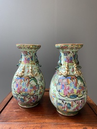 Paire de vases en porcelaine de Chine famille rose de Canton sur fond c&eacute;ladon, 19&egrave;me