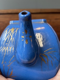 Een Chinese blauw-geglazuurde Yixing steengoed theepot met verguld decor, Qianlong merk, 20e eeuw