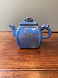 Een Chinese blauw-geglazuurde Yixing steengoed theepot met verguld decor, Qianlong merk, 20e eeuw