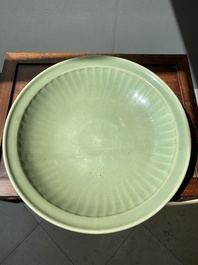 Grand plat en porcelaine de Chine c&eacute;ladon de Longquan, Yuan/Ming