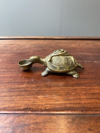 Een Chinese vergulde bronzen waterdruppelaar in de vorm van een schildpad met een slang, wellicht Qing